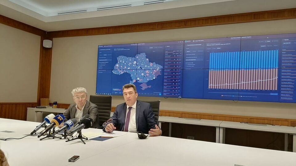 Данілов (праворуч) повідомив, що засідання РНБО відбудеться цієї або наступної п'ятниці