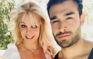 Спірс і Асгарі мають стосунки з 2016 року