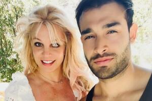 Спірс і Асгарі мають стосунки з 2016 року