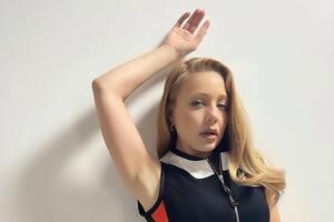 Тина Кароль продемонстрировала гибкость тела