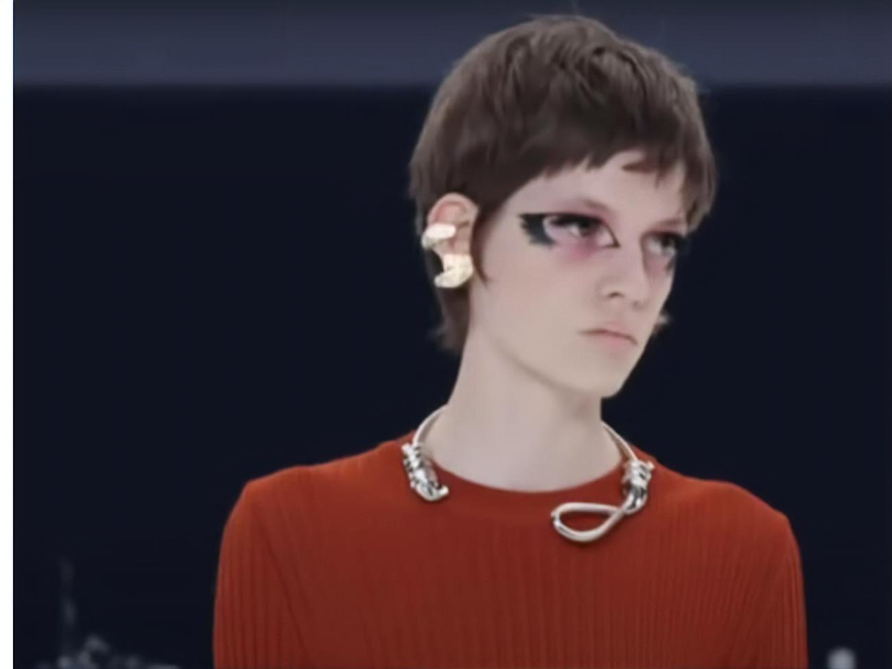 На показі Givenchy кілька моделей вийшли на подіум із прикрасами на шиї, схожими на петлі