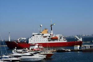 Криголам під українським прапором пришвартувався в Одесі, його нової назви ще не оголосили