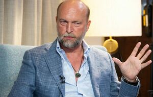 Пугачев о встрече с Путиным: Он просто зарыдал, сказал: "Пойдем сегодня вечером в ресторан. Я вспоминаю, как было здорово… Как ты здесь живешь, на этом проклятом?.."