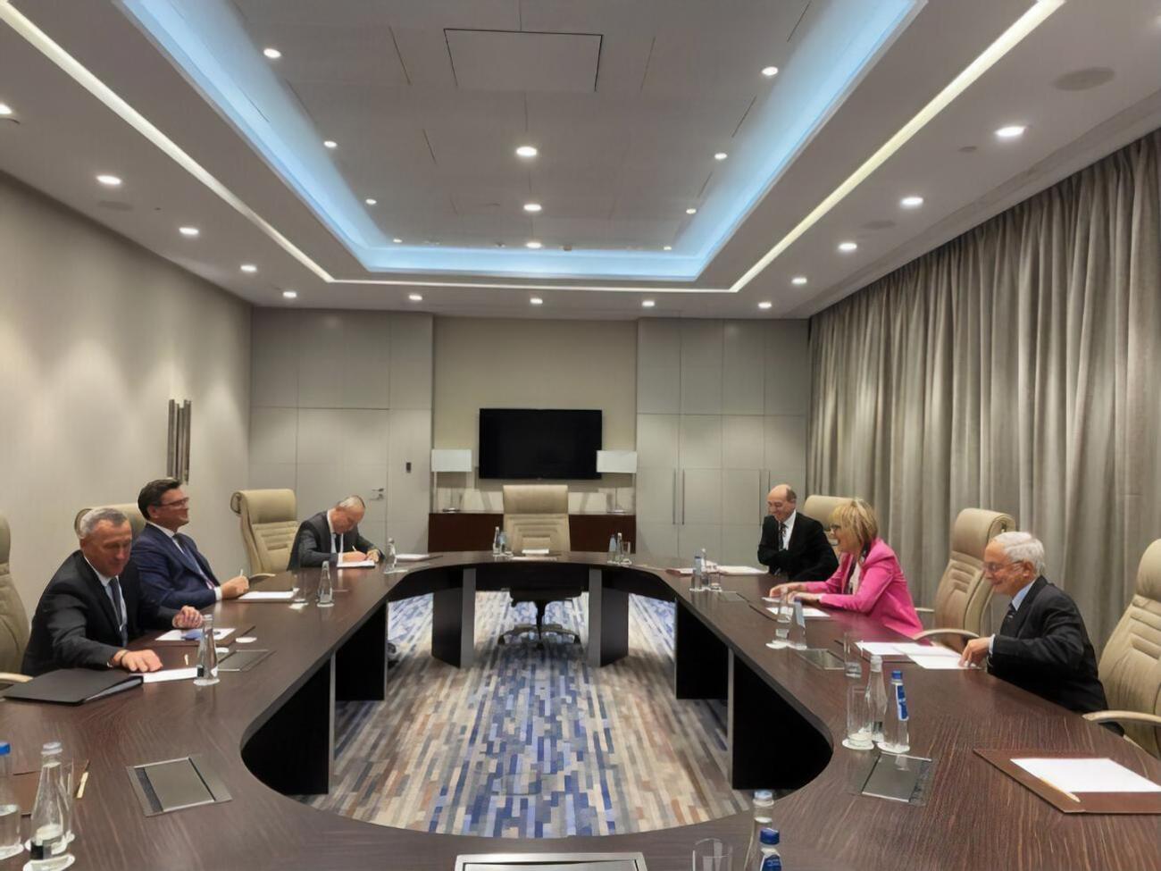 Кулеба (второй слева) встретился со Шмид (вторая справа) в Варшаве