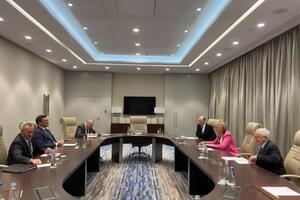 Кулеба (второй слева) встретился со Шмид (вторая справа) в Варшаве