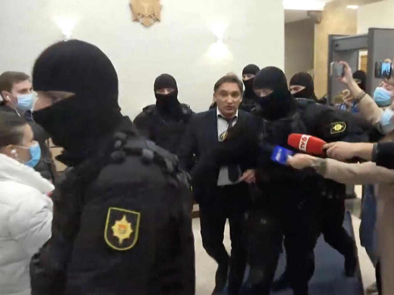 Стояногло вивели з будівлі під конвоєм співробітники спецслужби