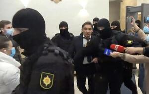 Стояногло вивели з будівлі під конвоєм співробітники спецслужби