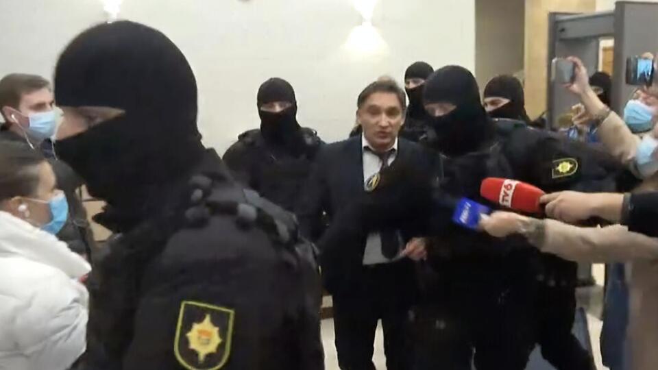 Стояногло вивели з будівлі під конвоєм співробітники спецслужби