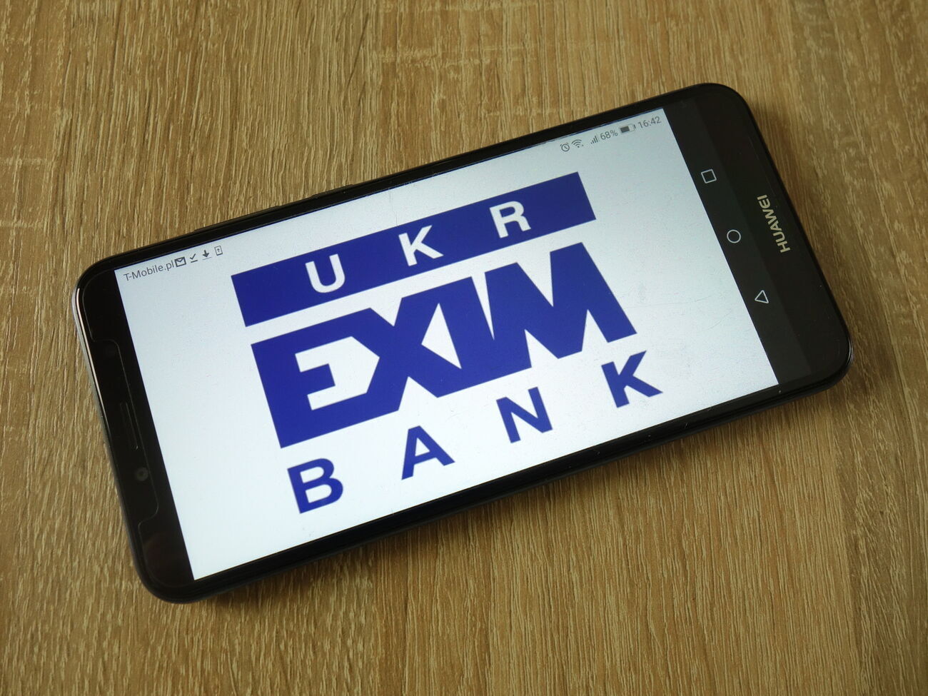 В банке умолчали о нападении на журналистов и о том, что силой отобрали флешки из камер, отметили в редакции "Схем"