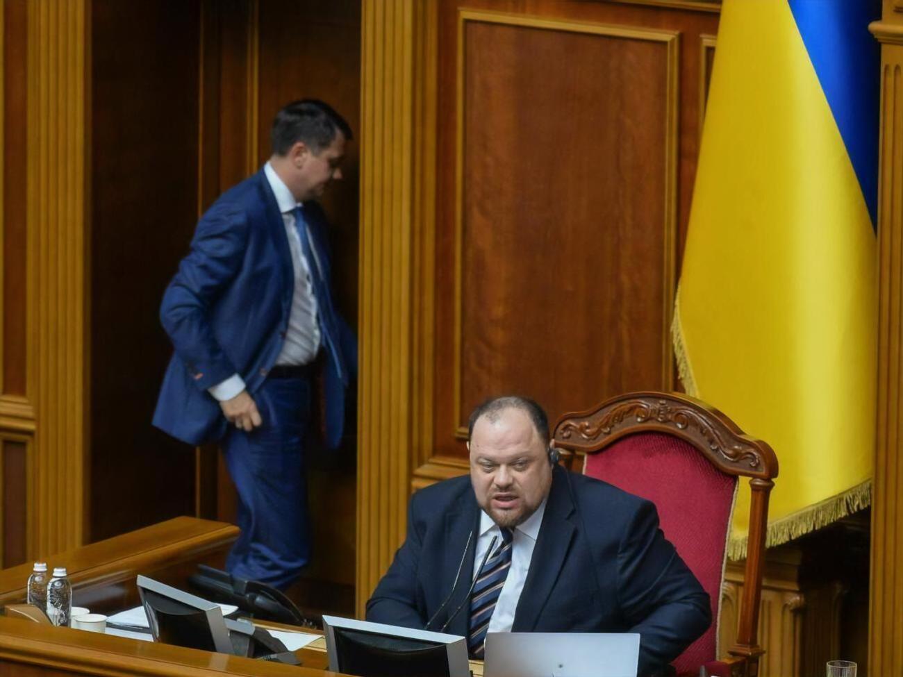 Стефанчука (справа) называют преемником Разумкова (слева) на посту главы Рады