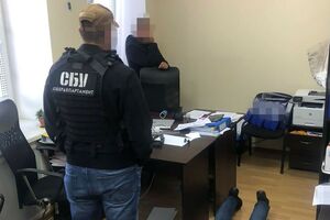 Правоохоронці затримали двох зловмисників під час одержання 210 тис. грн