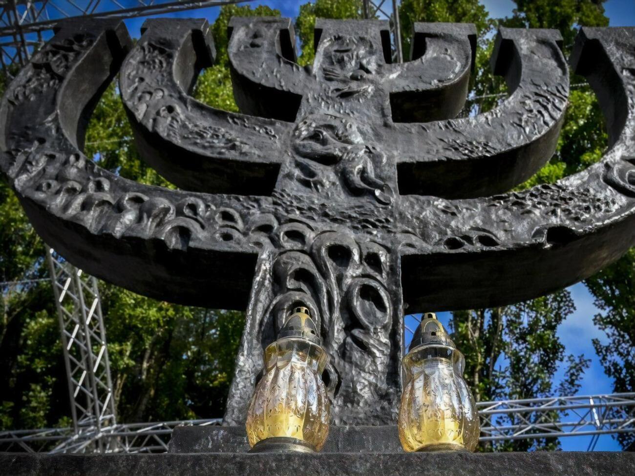 Гітлерівські війська використовували урочище Бабин Яр як місце масових розстрілів мирного населення