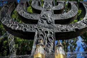 Гітлерівські війська використовували урочище Бабин Яр як місце масових розстрілів мирного населення