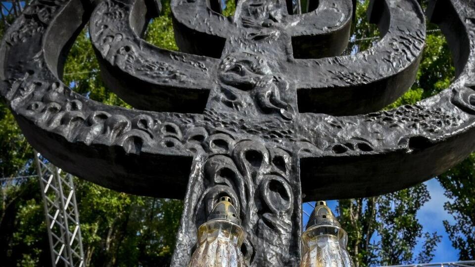 Гітлерівські війська використовували урочище Бабин Яр як місце масових розстрілів мирного населення