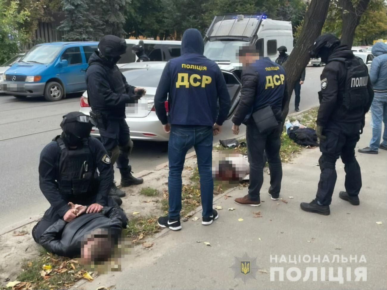 Оперативники задержали четырех человек и освободили потерпевшего, которого хотели заставить переоформить дом, говорят в полиции