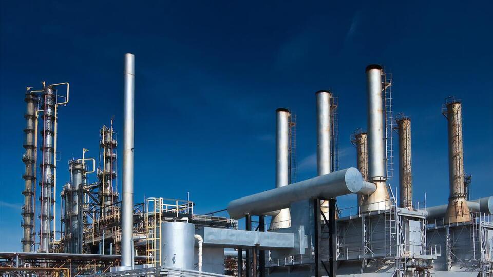 Энергоемкие предприятия вынуждены закрывать производства, пишет Bloomberg