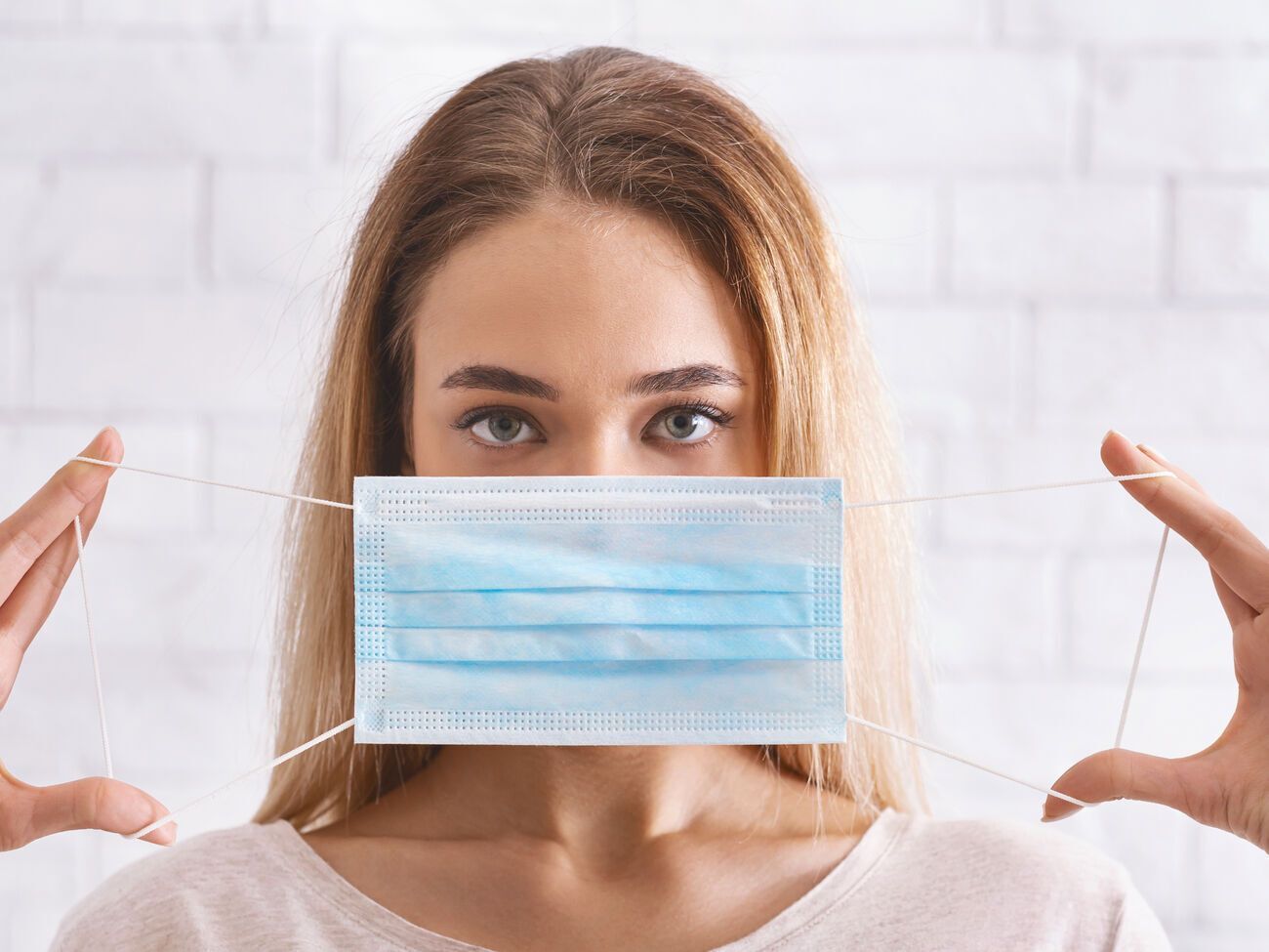 Использование масок остается основным способом избежать инфицирования коронавирусом, отметили в Минздраве