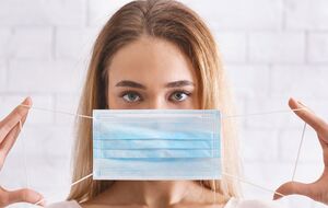 Использование масок остается основным способом избежать инфицирования коронавирусом, отметили в Минздраве