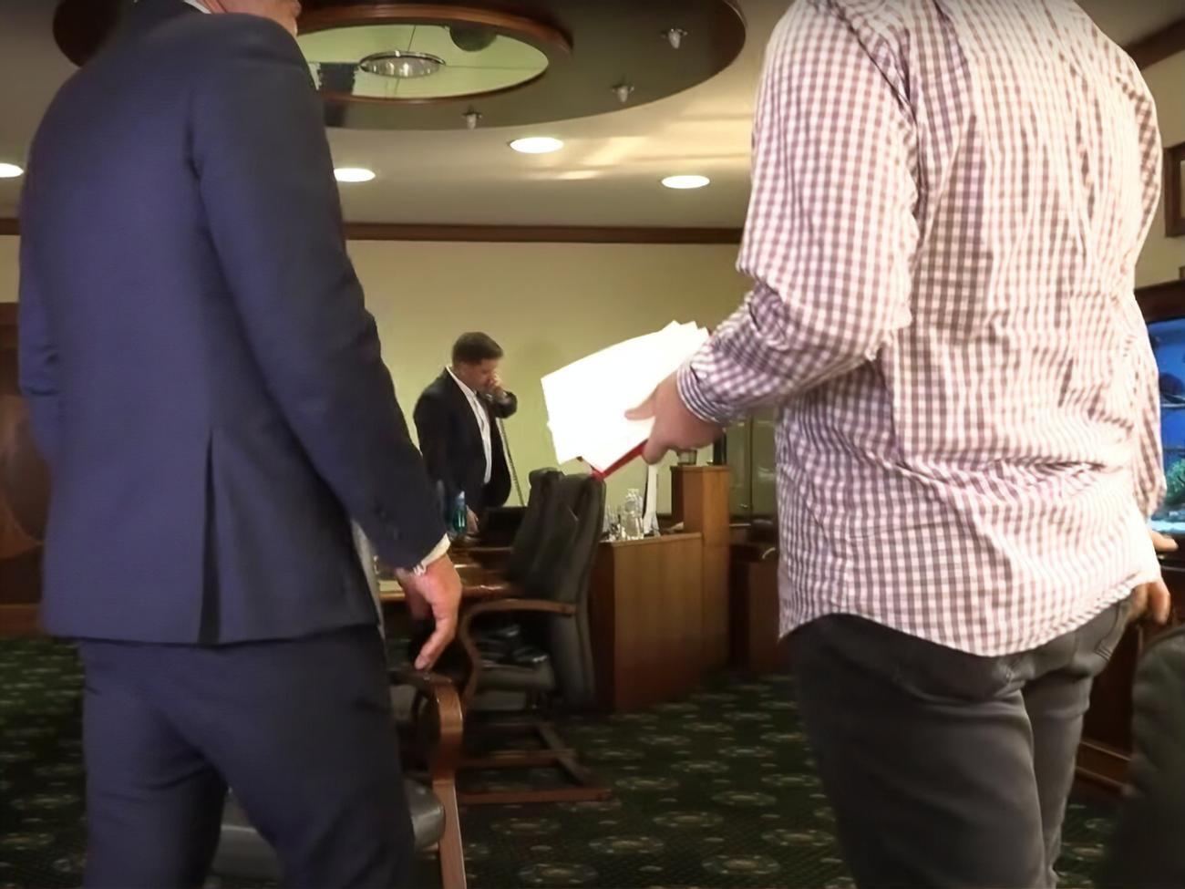 Нападение на&nbsp;съемочную группу "Схем" произошло в кабинете главы&nbsp;"Укрэксимбанка" Мецгера (по центру)