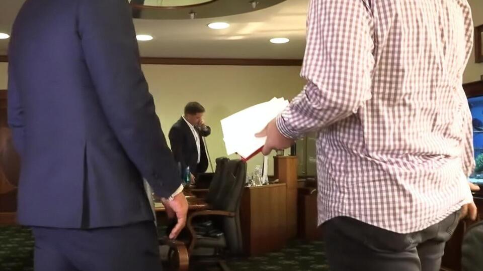 Напад на знімальну групу "Схем" стався в кабінеті голови "Укрексімбанку" Мецгера (в центрі)