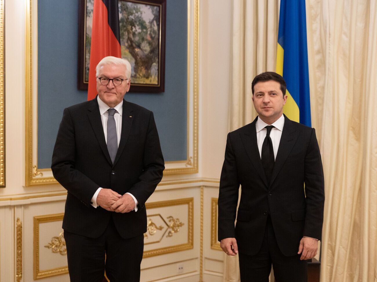 Украина рассчитывает на дальнейшую действенную поддержку ФРГ, отметил Зеленский (справа) на встрече со Штайнмайером (слева)