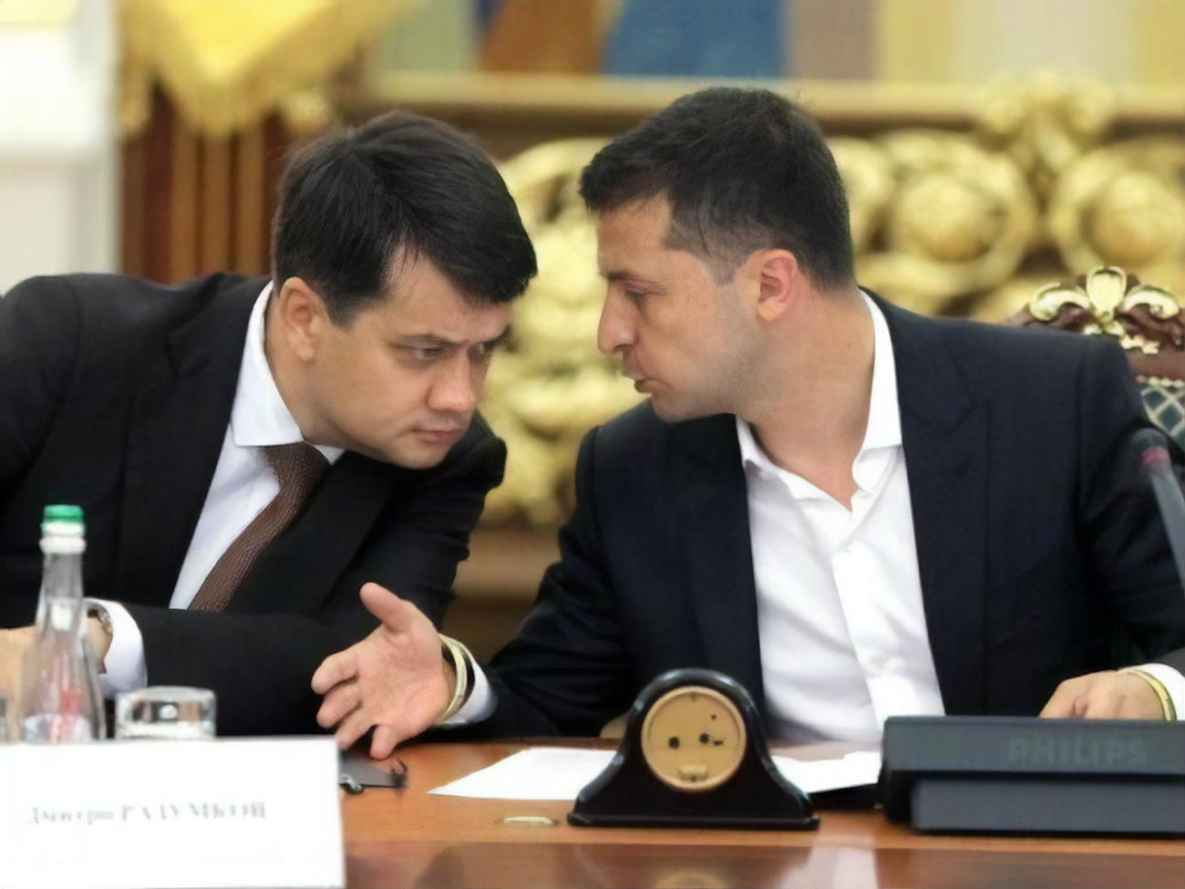 "Нащо ти мене підставляєш і валиш мій закон?" – передає "Українська правда" слова, нібито сказані Зеленським Разумкову