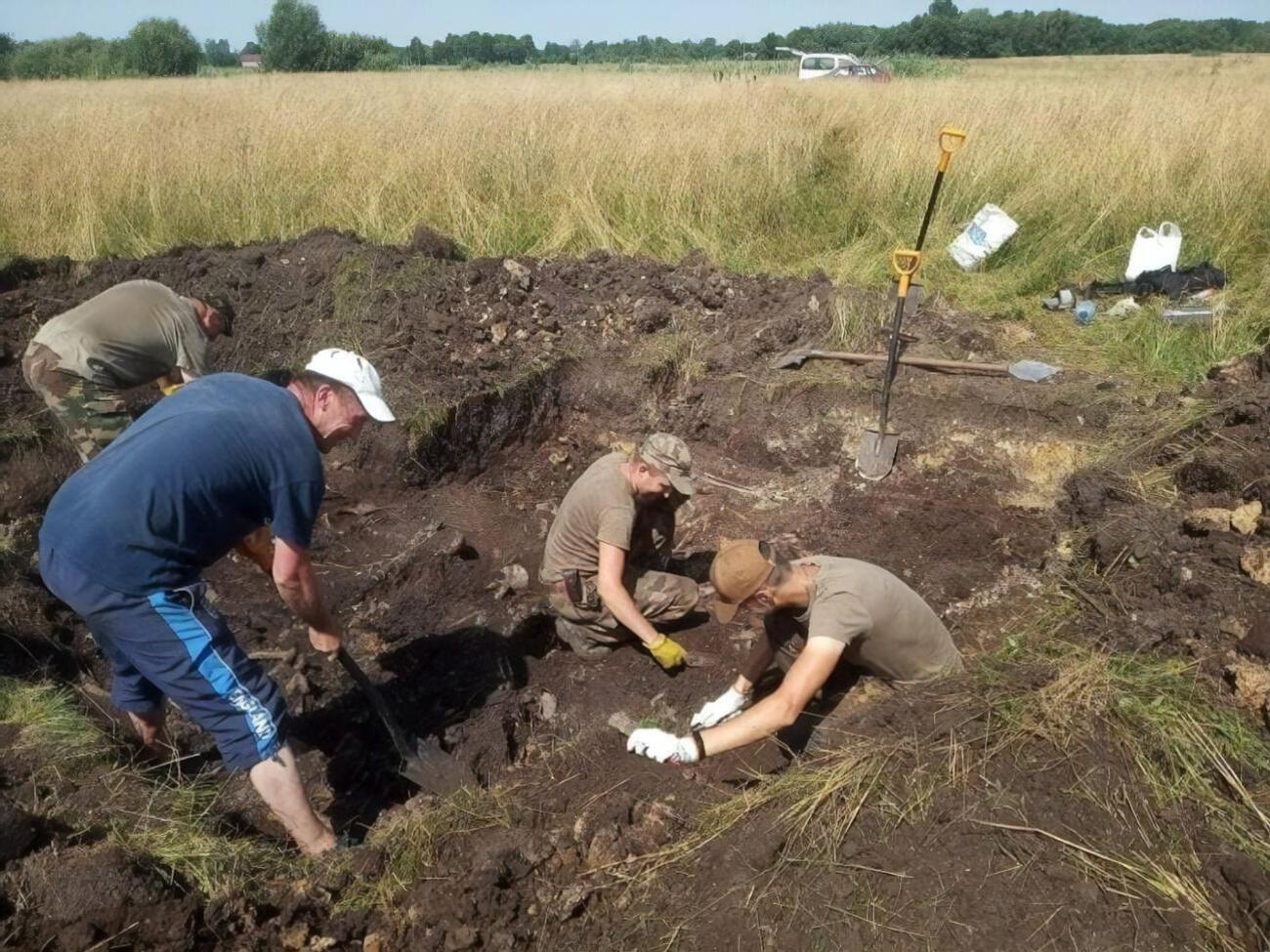 Эксперты пришли к выводу, что тела погибших забрали с поля боя и хаотично сбросили в яму