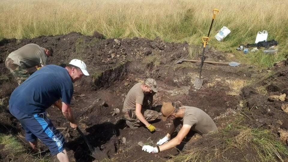 Эксперты пришли к выводу, что тела погибших забрали с поля боя и хаотично сбросили в яму