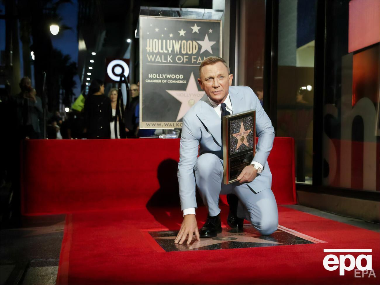 Именная звезда Крейга расположена рядом со звездой Роджера Мура, который ранее также сыграл роль Бонда