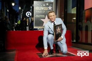 Именная звезда Крейга расположена рядом со звездой Роджера Мура, который ранее также сыграл роль Бонда