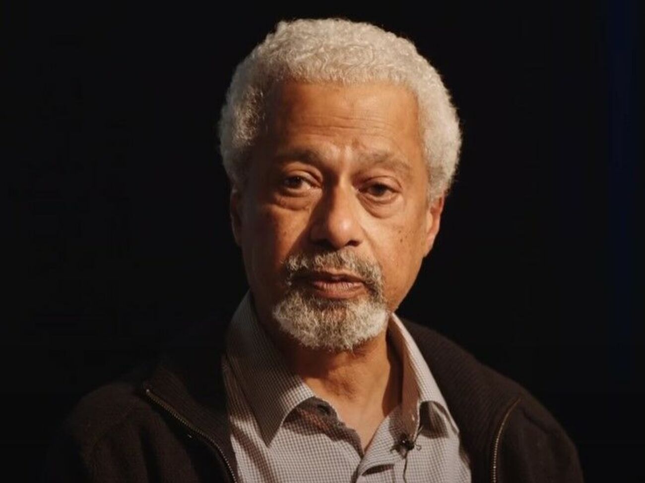 Гурна родился в Занзибаре, но много лет живет и преподает в Великобритании