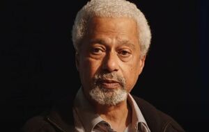 Гурна родился в Занзибаре, но много лет живет и преподает в Великобритании