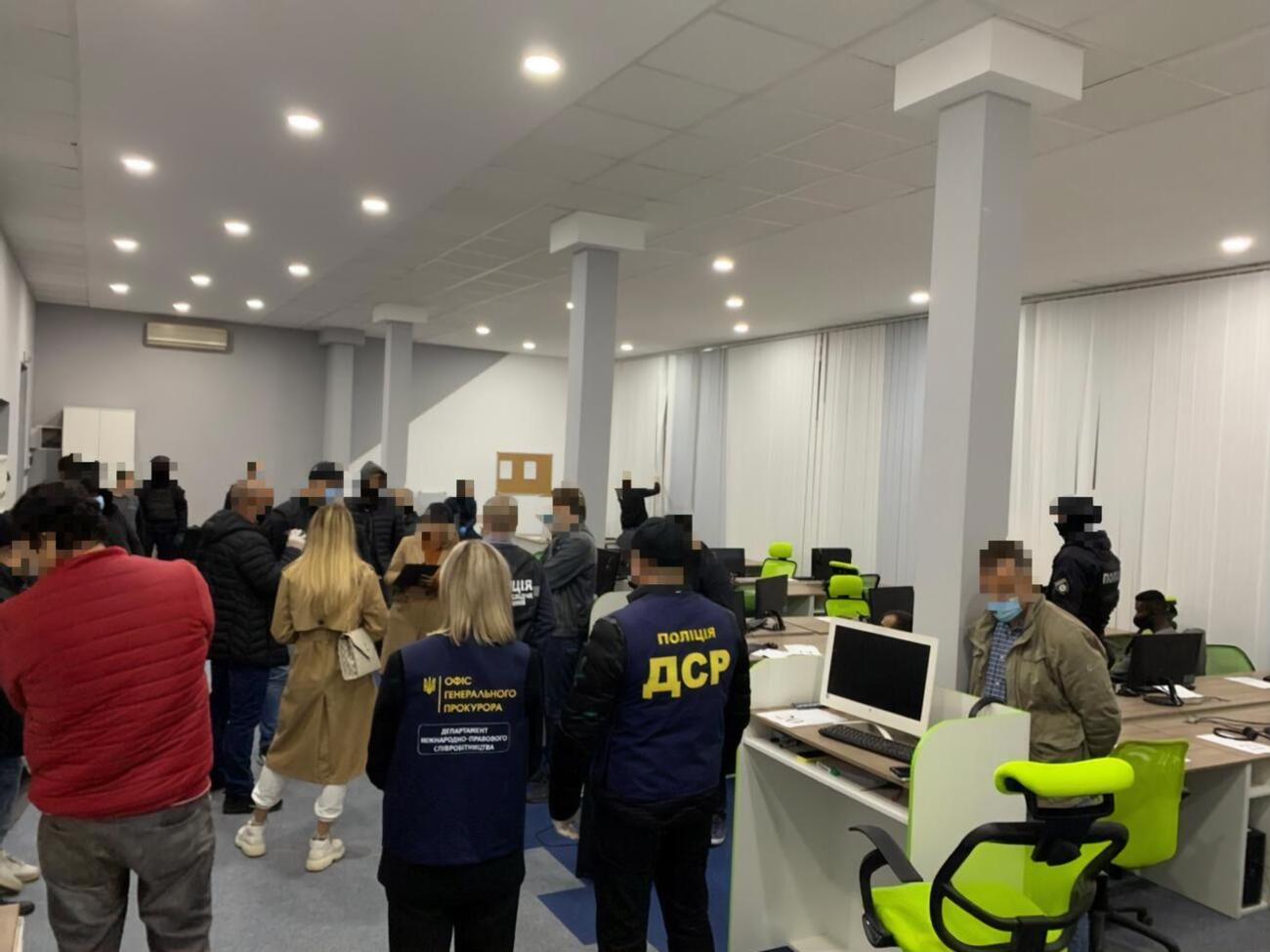 Правоохоронці у межах розслідування провели 23 обшуки
