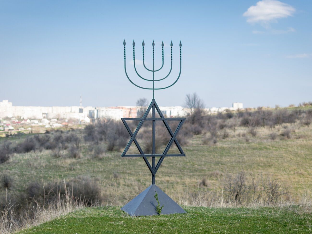 За нарушение закона предусматривается гражданско-правовая, административная и уголовная ответственность