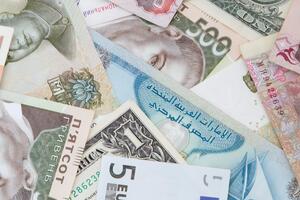 Гривна к доллару подорожала на две копейки