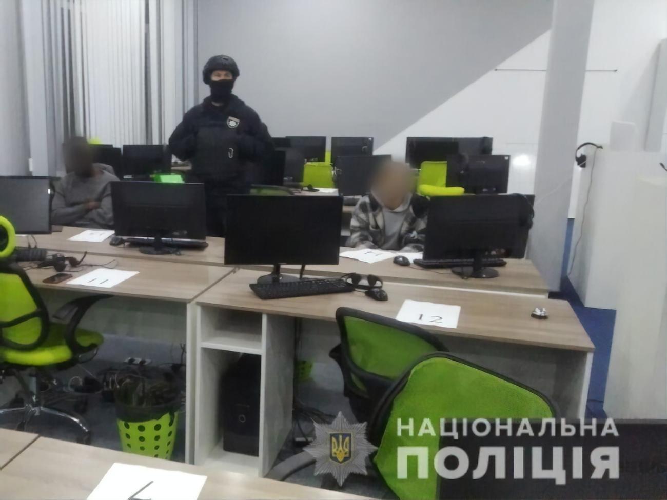 Колл-центры работали в Киеве и Харькове, их штат насчитывал более 40 человек