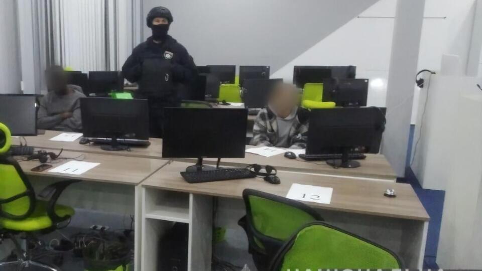 Колл-центры работали в Киеве и Харькове, их штат насчитывал более 40 человек