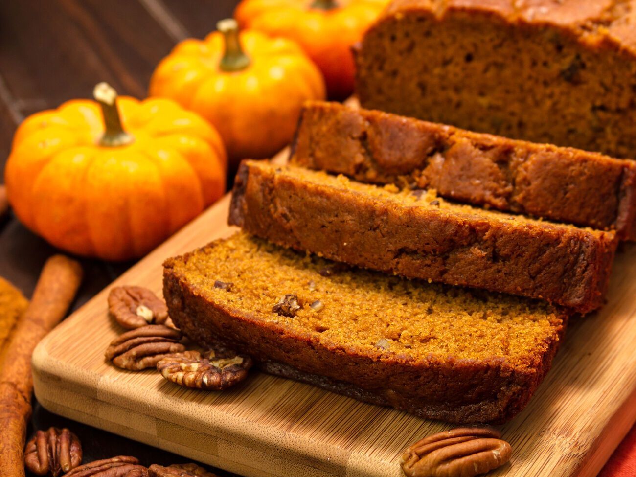 Перед приготовления теста тыкву необходимо натереть на терке