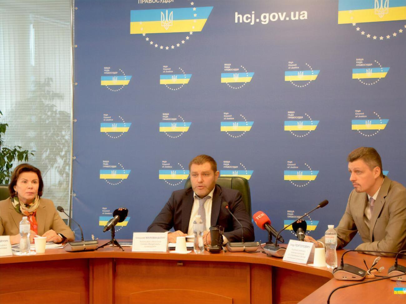 Учасники брифінгу вважають, що відсутність довіри до судової влади неодноразово використовували як привід для численних реформ, які створили нестабільні умови роботи судової системи