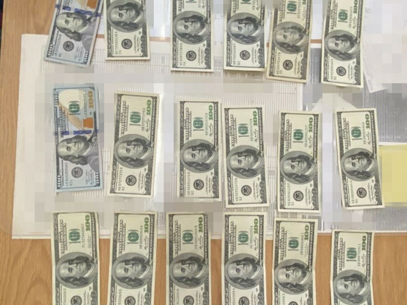 По данным СБУ, подозреваемые требовали от военнослужащих взятки в размере от $1500