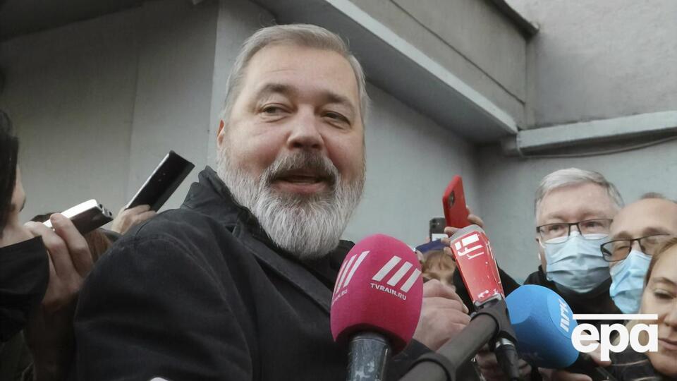 Муратов посвятил премию коллегам, но зарплату им не поднимет