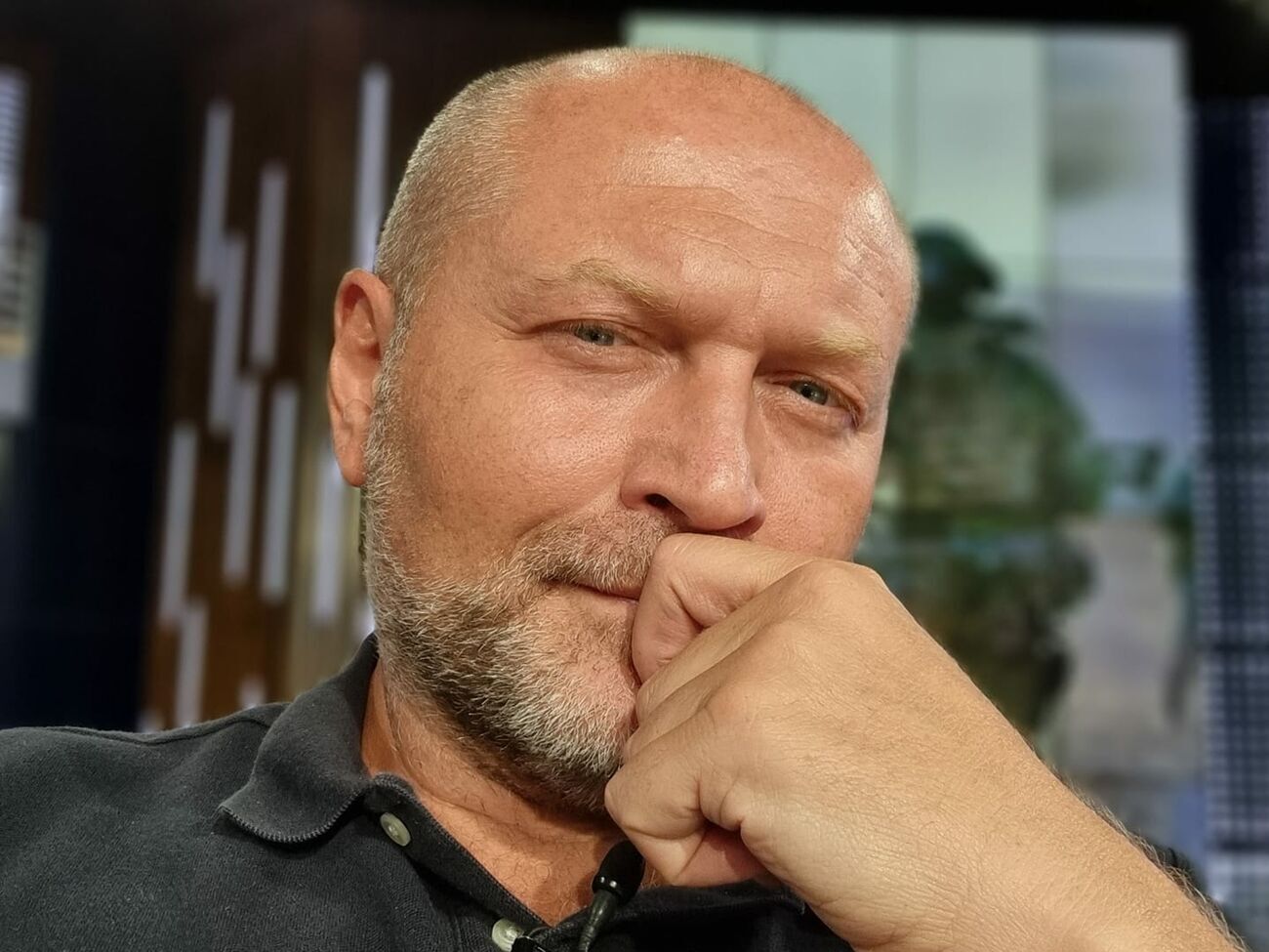"Слугам народа", Кабмину, президенту зарплату платят вовремя, а "боевые" нашим военным не платят. И это днище
