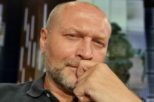 "Слугам народа", Кабмину, президенту зарплату платят вовремя, а "боевые" нашим военным не платят. И это днище