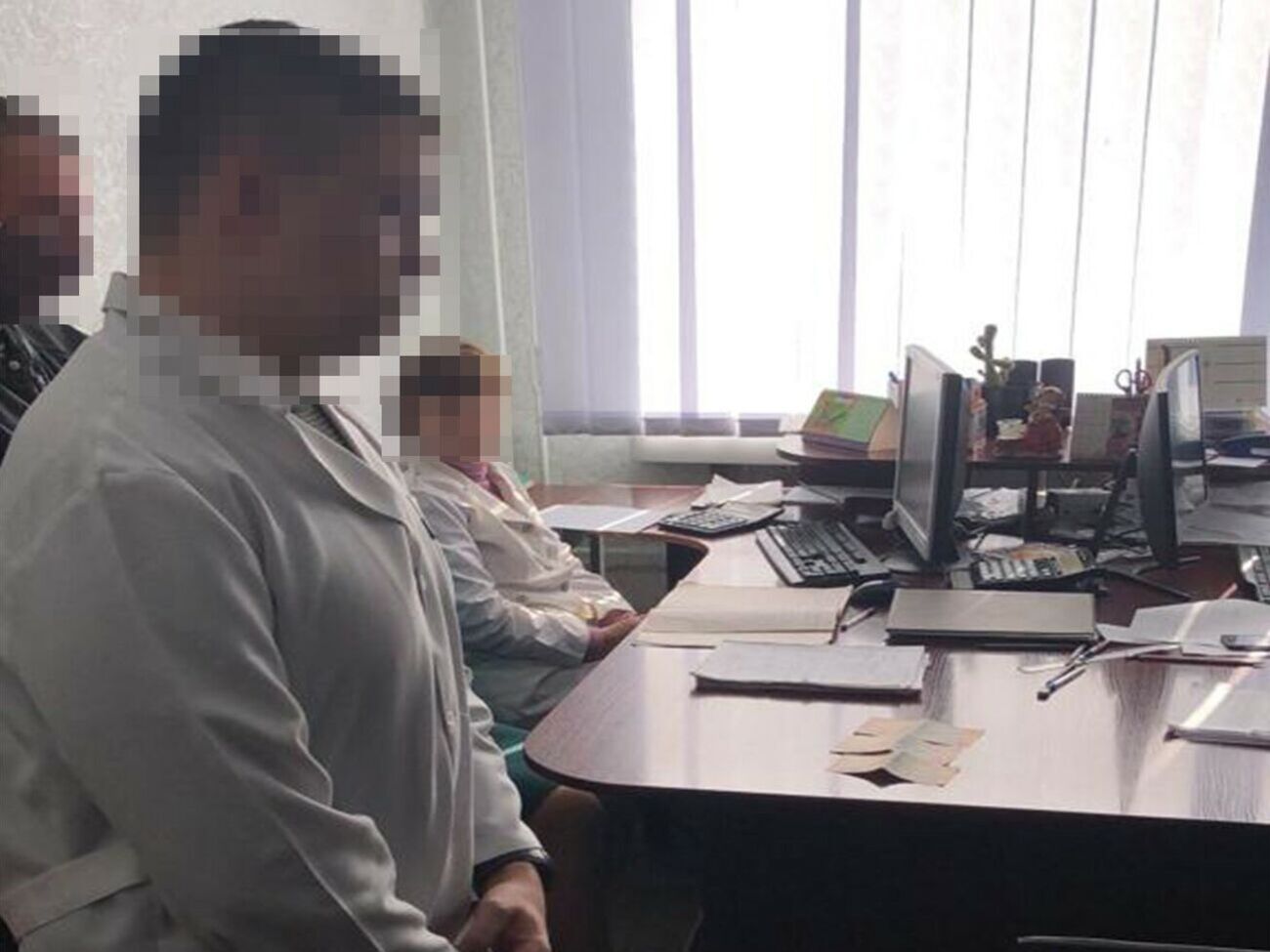 Инженер-программист райбольницы продавал COVID-документы пациентам больницы или "клиентам" через интернет