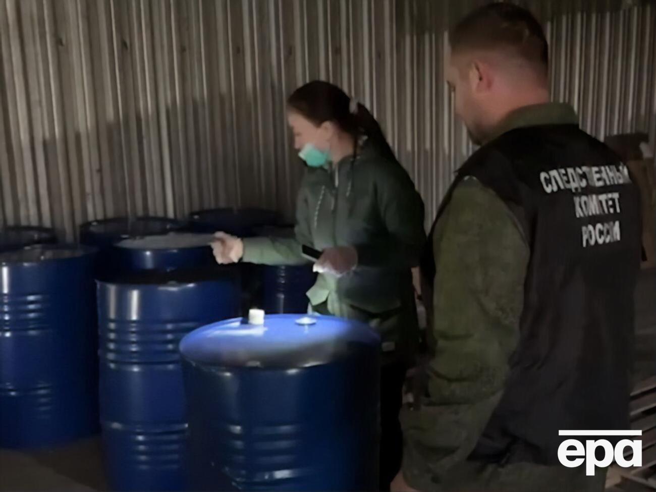 Следователи обнаружили жидкость в бочках
