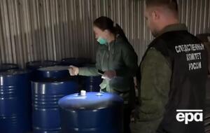 Следователи обнаружили жидкость в бочках