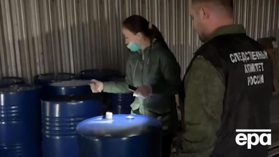 Следователи обнаружили жидкость в бочках