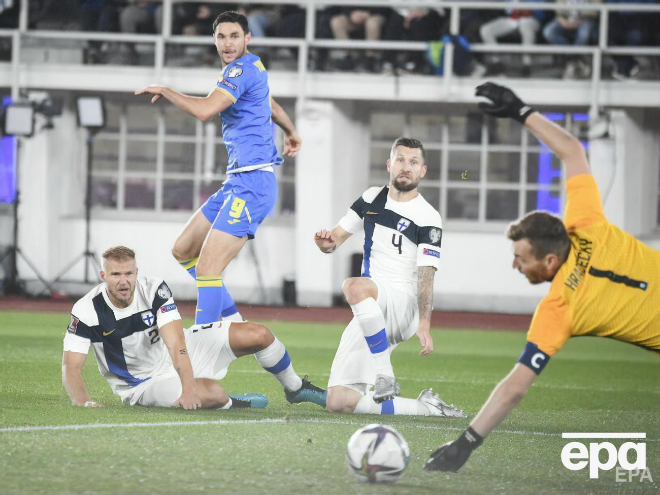 Второй мяч сборной Украины забил Яремчук (в синей форме)