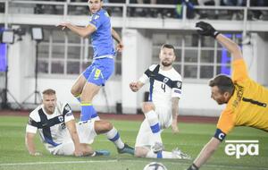 Другий м'яч збірної України забив Яремчук (у синій формі)