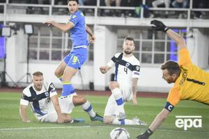 Второй мяч сборной Украины забил Яремчук (в синей форме)